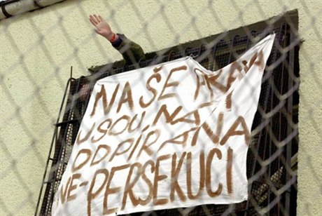 Na snímku z roku 2000 upozorují vzni z trestnice v Oráov na Rakovnicku na patné hygienické pomry a peplnnost tohoto zaízení.