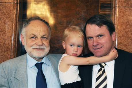 Pavel remer a Martin Bursík. (Otci Bursíkovi gratuluje nejmladí dcera Noemi.)