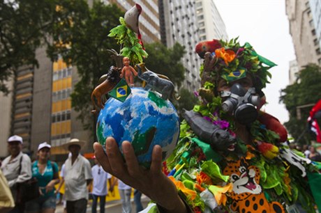 Demonstrant v kostýmu představujícím Amazonský prales během pochodu Riem de Janeiro u příležitosti zahájení konference Rio+20.