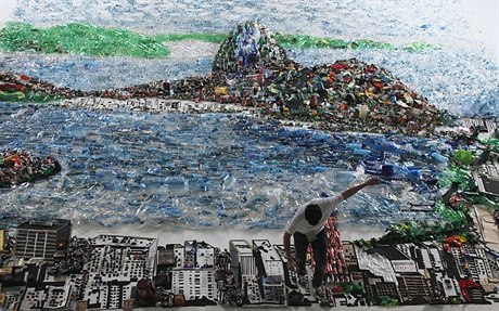 Obraz zálivu Guanabara na atlantickém pobřeží Brazílie z recyklovaného odpadu (část instalace brazilského vizuálního umělce Vika Munize u příležitosti konference Rio+20).