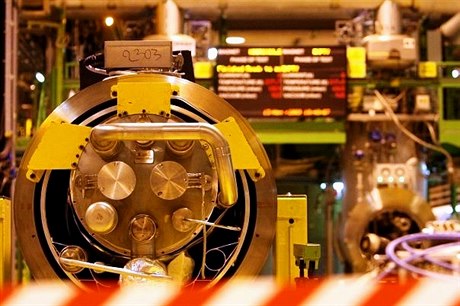 Věda není levná! Čeští akademici pracují i na zřejmě nejsložitějším přístroji, jaký kdy člověk vyrobil - na urychlovači Large Hadron Collider v CERN.
