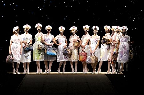 Sestiky z pehlídky kolekce Louis Vuitton pro jaro a léto 2008 drí taky se vzorem Monogram Jokes, který vznikl ve spolupráci s americkým umlcem Richardem Princem.