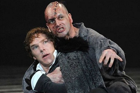 Cenami ověnčenou inscenaci hry Frankenstein uvedlo londýnské National Theatre.
