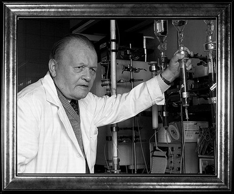 Skutečná ikona české vědy, profesor Antonín Holý (1. září 1936 - 16. července 2012).