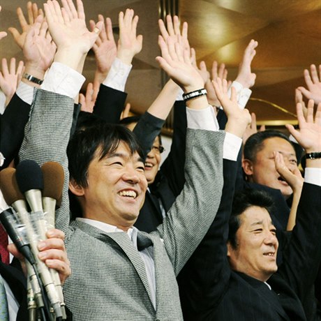 Hašimotovi je třiačtyřicet, byl ósackým prefektem, od listopadu je ósackým primátorem a chce být japonským premiérem.