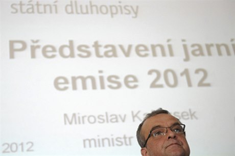 Ministr financí Miroslav Kalousek může být s náklady na obsluhu státního dluhu spokojen. Alespoň co se výše úroků týče.