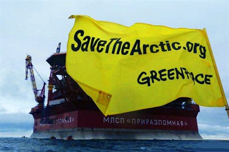 Aktivisté Greenpeace se pokusili obsadit ropnou plošinu Prirazlomnaja a přerušit její činnost.