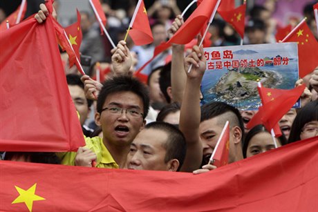 Číňané protestují 18. září, v den výročí japonské anexe Mandžuska, proti Japonsku. Původní záminkou je spor o souostroví Sensaku, čínsky Tiao-jü.
