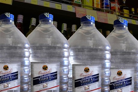 Unie výrobců lihovin požaduje snížit maximální obsah nádob, v nichž se může alkohol převážet, ze současných šesti litrů na polovinu.