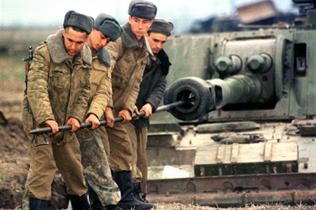Ruští vojáci nedaleko čečenského Grozného na začátku dubna 2000.