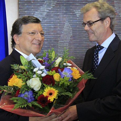 Jose Manuel Barroso pijímá gratulaci od velvyslance Norska v EU Atle Leikvolla.