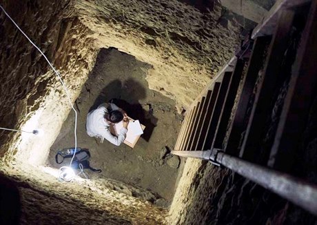 Egyptoložka Hana Vymazalová dokumentuje šachtu v Neferově abúsírské hrobce.