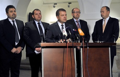 Poslanci-rebelové (zleva) Tomá Úlehla, Jan Florián, Petr Tlucho, Ivan Fuksa a Marek najdr na tiskové konferenci v úterý veer ped hlasováním o daovém balíku optimismem nehýili.