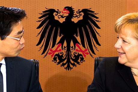 Angela Merkelová má s koaliním kolegou Phillippem Röslerem starosti. Jeho strana FDP se zejm nedostane v letoních volbách do spolkového parlamentu.