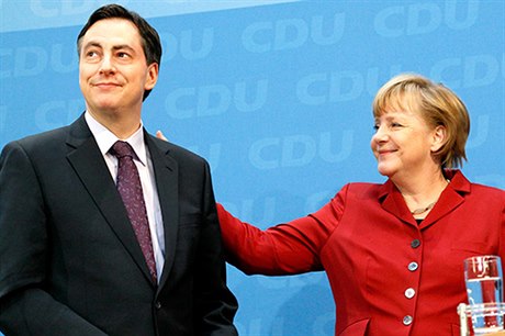 Ponkud hoké úsmvy doprovázely schzku ve volbách poraeného éfa zemské vlády v Dolním Sasku Davida McAllistera a spolkové kancléky Angely Merkelové v centrále CDU v Berlín.