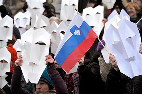 Na 20 tisíc lidí protestovalo 8. února v Lublani proti vládě, úsporným opatřením a korupci.