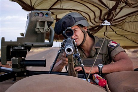 Francouzský voják pózuje fotografovi na svém stanovišti poblíž letiště ve městě Gao na severovýchodě Mali.