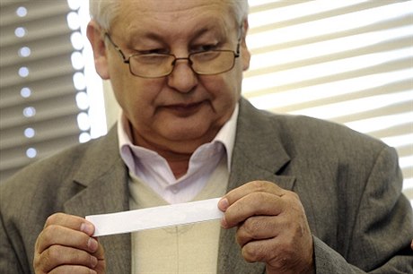 Václav Henych na sebe upozornil ped volbou prezidenta, kdy vytrvale obhajoval výklad ministerstva vnitra pi odeítání petent z arch kandidát.