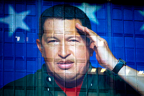Hugo Chávez na oknech sídla státní ropné spolenosti PDVSA v Caracasu v únoru 2012 poté, co podstoupil dalí operaci v boji s rakovinou.