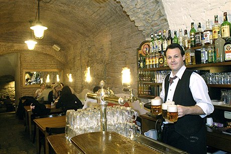 Úroveň plzeňského piva U Pinkasů převyšuje o řád vše ostatní, co restaurace hostům nabízí.