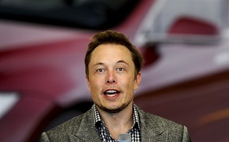 Dvod k oslav: elektinou pohánný sedan Model S míí k zákazníkm. editel automobilky Tesla Motors Elon Musk ve firemní továrn v kalifornském Fremontu 22. ervna 2012.