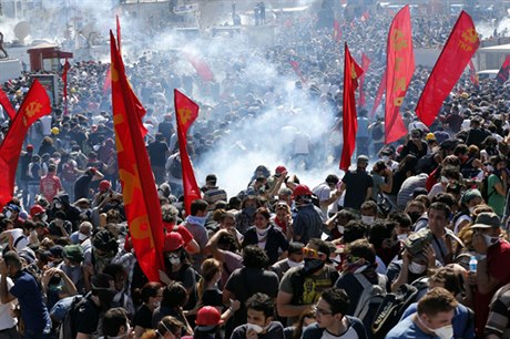 Turecká policie pouila v sobotu 1. ervna proti demonstrantm na istanbulském námstí Taksim slzný plyn.