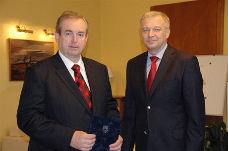 Ministr obrany Vlastimil Picek (vpravo) a námstek pro obranné akvizice Libor Karásek.