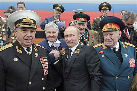 Vladimir Putin na veterány druhé světové války nezapomíná (snímek je z oslav vítězství nad nacistickým Německem loni 9. května).