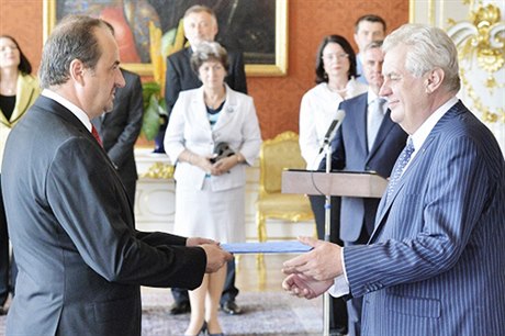 Se jmenováním Jana Kohouta šéfem české diplomacie skončily neshody mezi ministerstvem zahraničí a prezidentem.