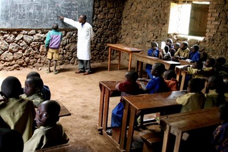 Jedním z běžných cílů finanční pomoci je podpora vzdělávání v konflikty postižených oblastech, jako tomu bylo například ve Rwandě, kde Český výbor pro UNICEF podporuje vesnické školy nejen v oblasti Ruhengeri (na snímku).