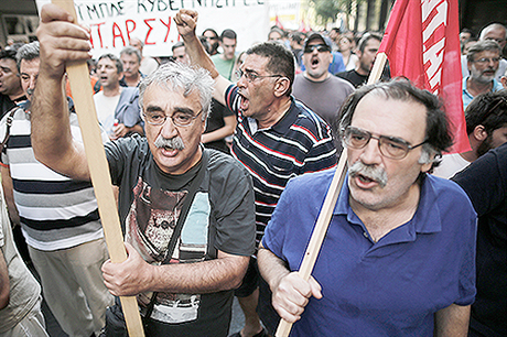 Řekové protestovali proti návštěvě německého ministra financí Schäubleho 18. července 2013.
