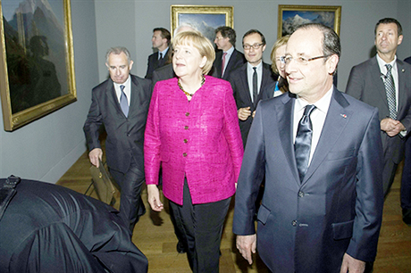 AngelaMerkelová a François Hollande si spolen proli výstavu 30. kvtna.