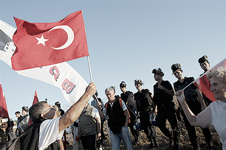 Turecká policie bránila v pochodu demonstrant k soudu ve mst Silivri na západ od Istanbulu, kde se 5. srpna konal proces s lidmi obvinnými ze svrení islamistické vlády v ele s Recepem Tayyipem Erdoganem.