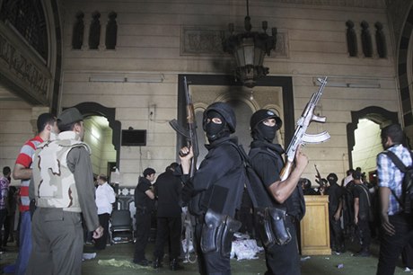 Egyptské ozbrojené síly obsadily 17. srpna káhirskou meitu al Fath poté, co z ní na n stoupenci sesazeného prezidenta Muhammada Mursího zahájili palbu.