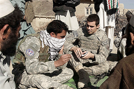 V době, kdy americký kontingent v Afghánistánu čítal bezmála sto tisíc vojáků, využívaly USA až devět tisíc tlumočníků najednou. Na snímku překladatel zprostředkovává kontakt mezi seržantem Michaelem Hosmerem (se zápisníkem v ruce) a obyvateli vesnice Ša