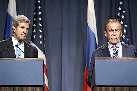 O ruském návrhu na likvidaci syrských chemických zbraní jednali minulý týden v Ženevě šéfdiplomaté USA a Ruska John Kerry (vlevo) a Sergej Lavrov.