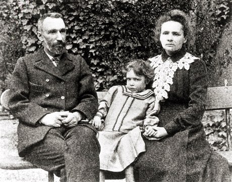 Tři lidé, čtyři Nobelovy ceny. Rodiče Pierre a Marie Curieovi dostali cenu za fyziku (1903), matka přidala i cenu za chemii (1911) a dcerka Irene Joliot-Curieová chemickou v roce 1935.