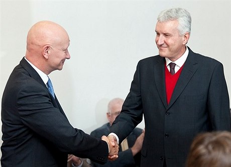 Poraený kandidát Vojtch Petráek (vlevo) blahopeje nov zvolenému rektorovi VUT profesoru Petru Konvalinkovi, jen byl dlouholetým pedsedou Akademického senátu VUT.