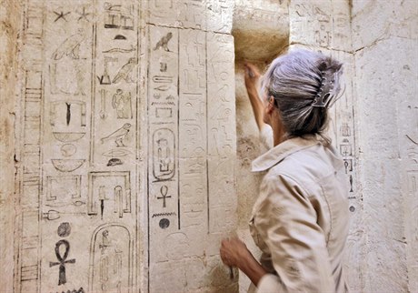 Na abúsírských výzkumech se podílejí desítky odborník: na snímku restaurátorka Saa Kosinová, která peuje o nepravé dvee  hrobky staroegyptského lékae epseskafancha.