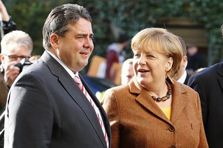 Nmecká kancléka a éfka CDU Angela Merkelová ji s pedsedou SPD Sigmarem Gabrielem zahájila koaliní rozhovory (na snímku z 30. íjna ped sídlem SPD v Berlín).