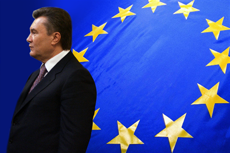 Ukrajina v čele s prezidentem Viktorem Janukovyčem se rozhodla odpískat asociační dohodu s Evropskou unií a místo toho zintenzivnit dialog s Moskvou.
