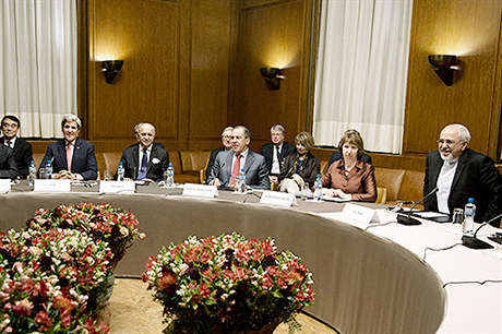Úastníci enevského jednání (zleva): ministi zahraniních vcí íny Wang I, USA John Kerry, Francie Laurent Fabius, Ruska Sergej Lavrov, Evropské unie Catharine Ashtonová a Íránu Mohammad Davád Zaríf.