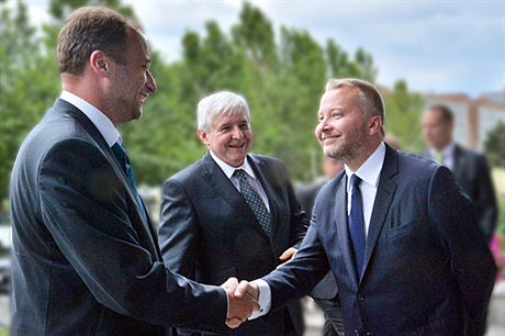 Bývalý ministr životního prostředí Tomáš Chalupa (vpravo) zdraví svého nástupce Tomáše Podivínského, kterého 11. července uvedl do funkce premiér Jiří Rusnok.