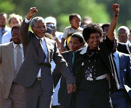 Nelson Mandela se svou enou Winnie opoutí po 27 letech strávených za míemi vznici Victor Verster (11. února 1990).
