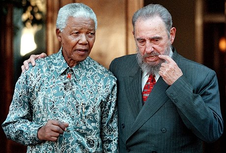 Bývalý jihoafrický prezident s kubánským prezidentem Fidelem Castrem (vpravo) při návštěvě Mandelova domova v johannesburgském Houghtonu (září 2001).
