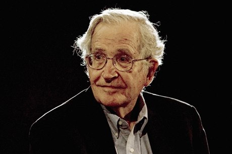 Noam Chomsky psobil na MIT, poslední dobou provokuje svými politickými názory.