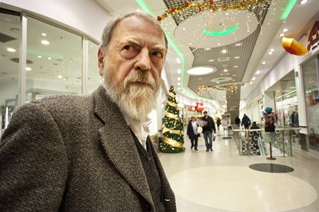 „Samozřejmě, Vánoce jsou svátky konzumu. Obchodní řetězce by jako první protestovaly proti nějaké změně,“ konstatuje Jan Kozlík.