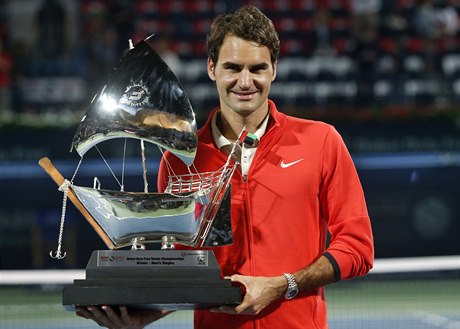 Roger Federer slaví výhru titul z Dubaje po výhe nad Tomáem Berdychem