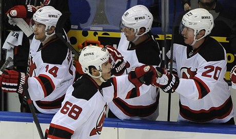 Jaromír Jágr slaví se spoluhráči svůj 700. gól v NHL v zápase proti Islanders