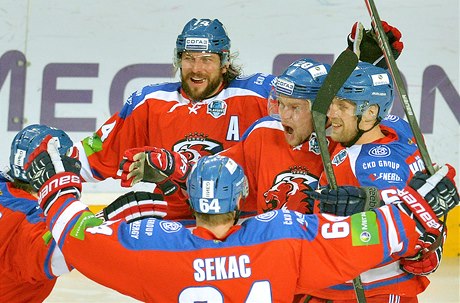Hrái Lva (zleva) Ondej Nmec, Nathan Oystrick, Jií Seká, Petr Vrána a Martin Thörnberg se radují z tetího gólu.